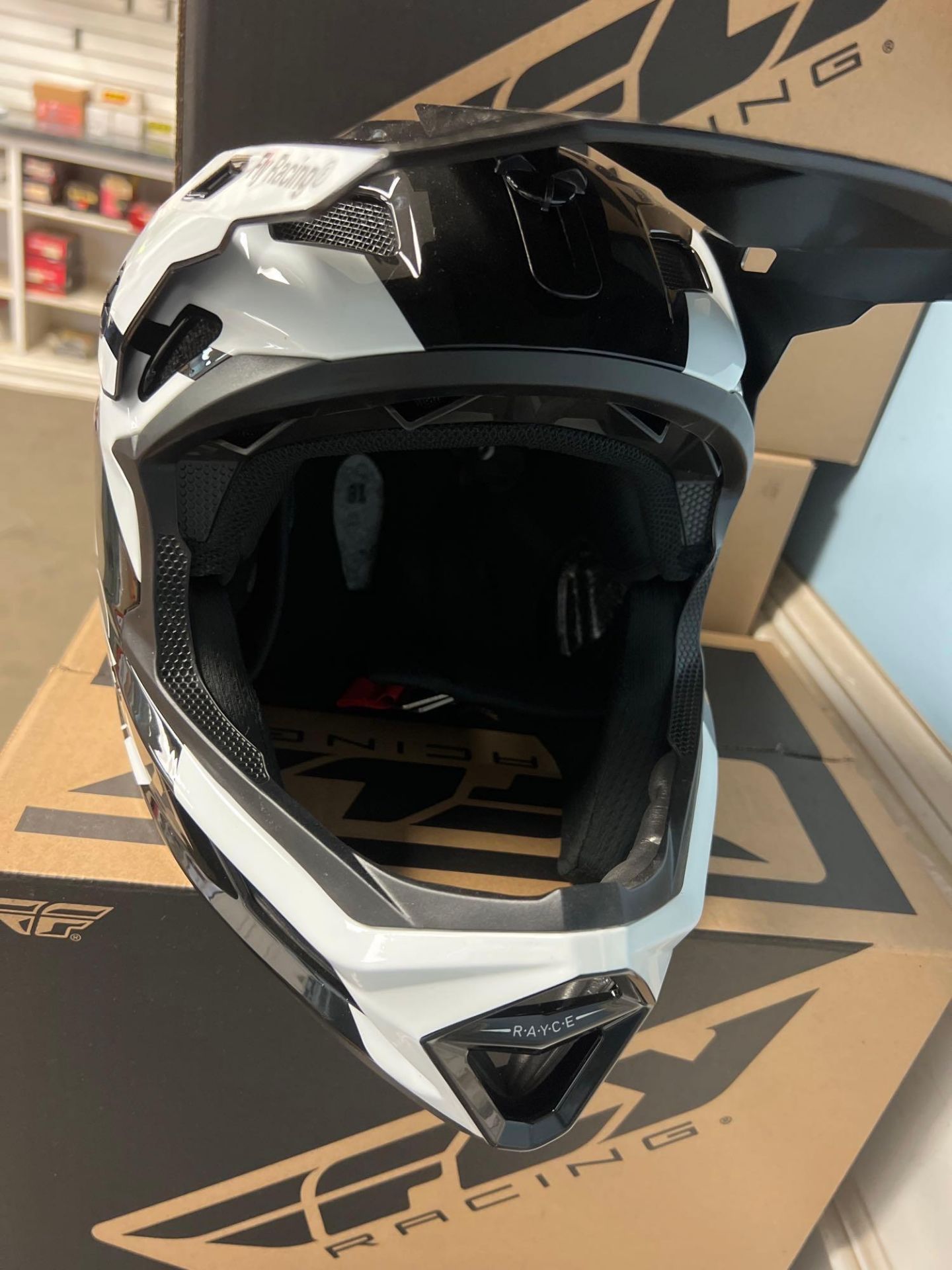 Rayce helmet - Image 4 of 5