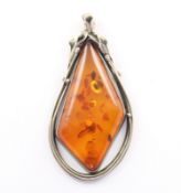 Großer Bernsteinanhänger, 925/ooo Silber, Raute