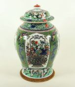 Deckelvase im Stil famille verte, Porzellan, Samson, Paris, E.19.Jh.