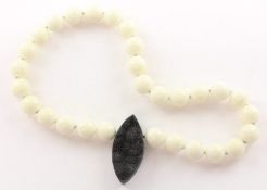 Steinkette, Stahlschließe, weißer Achat, Anhänger Obsydian