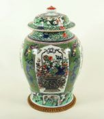 Deckelvase im Stil famille verte, Porzellan, Samson, Paris, E.19.Jh.