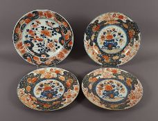 drei Imari-Teller, Porzellan, China, 18.Jh., beigegeben ein Imari-Teller, Japan, 19.Jh.