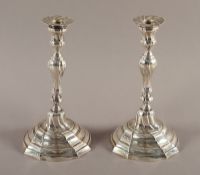 Paar Leuchter, Silber getrieben und gegossen, wohl Frankreich, 18.Jh.