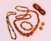 Konvolut Bernsteinschmuck, drei Armbänder, zwei Ketten u. ein paar Ohrclips
