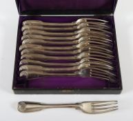 Satz von zwölf großen Menügabeln, mind. 800/ooo, Muscheldekor, um 1800