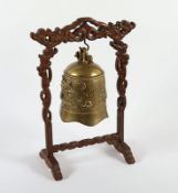 Bronzeglocke mit beschnitztem Holzgestell, China, 20.Jh.