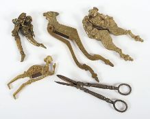 vier Betelnuss-Scheren und ein Griff, Bronze, Metall, Indien