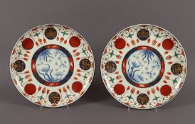 zwei Imari-Teller, im chinesischen Stil, Japan, Meiji