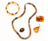 Konvolut Bernstein, Kette, zwei Broschen, Anhänger, Armband