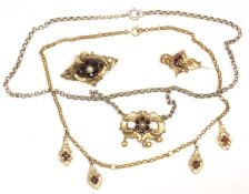 Konvolut Granatschmuck, zwei Broschen, zwei Ketten, teilweise Gold, rest.