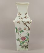 große Vierkantvase, famille rose, China, 19.Jh.