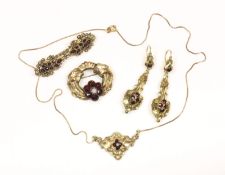 Konvolut Historischer Granatschmuck, zwei Broschen, Collier, paar Ohrhänger