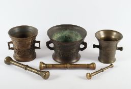 Drei Mörser mit Pistill, Bronze