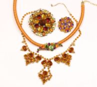 Konvolut Modeschmuck, Colliers und Broschen, teilweise signiert