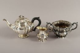 Teekanne, Sahnekännchen und Zuckerschale, 12lötig, deutsch, um 1850