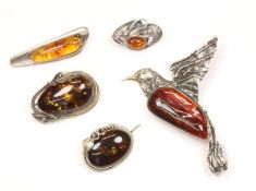 Konvolut, Bernsteinbroschen, Silber
