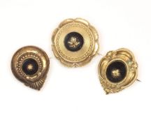 Drei Biedermeier Broschen, Schaumgold, gefüllt
