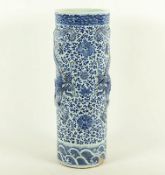 hohe Stangenvase, Porzellan, Feuerkugel jagende Drachen, China, 19.Jh.