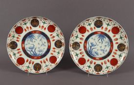 zwei Imari-Teller, im chinesischen Stil, Japan, Meiji