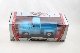 Road Signature 1953 Ford F-100 Pick-Up in Box 1:18