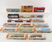 17 HO 1:87 Scale Semi Tractor Trailers NIB