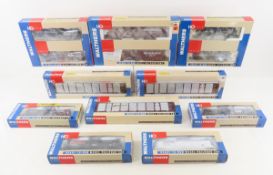 10 Walthers HO train cars NIP