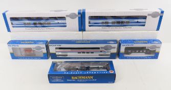 Bachmann HO Locomotive & 5 cars NIB