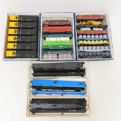 27 Box, Flat & Other HO Train Cars