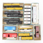 12 Athearn HO Model Kit Cars & 6pk piggybacks