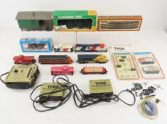 8 Vintage Train Cars & Accessories, Tyco & More