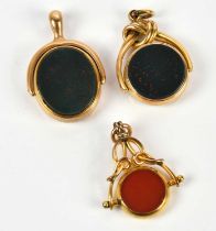 An 18ct yellow gold mounted bloodstone swivel fob, gross weight approx 15g, a 15ct yellow gold