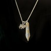 Kette mit Anhänger aus Feder eines Füllers, Feder 585/14k Weiß- und Gelbgold (punziert), an Kugelke