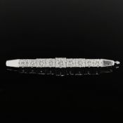 Exklusive Diamantbrosche, 585/14k Weißgold (unleserlich punziert und getestet), Gesamtgewicht 13,15