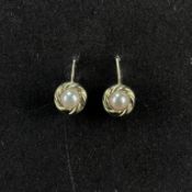 Paar Perl Ohrringe, 333/8k Gelbgold (punziert), Gesamtgewicht 1,17g, Länge ca. 1,5cm