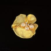 Perl Diamant Brosche, 585/14k Gelbgold (punziert), Gesamtgewicht 16g, besetzt mit drei kleinen Bril
