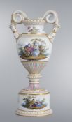 Schlangenhenkelvase mit Watteaumalerei, Frankreich