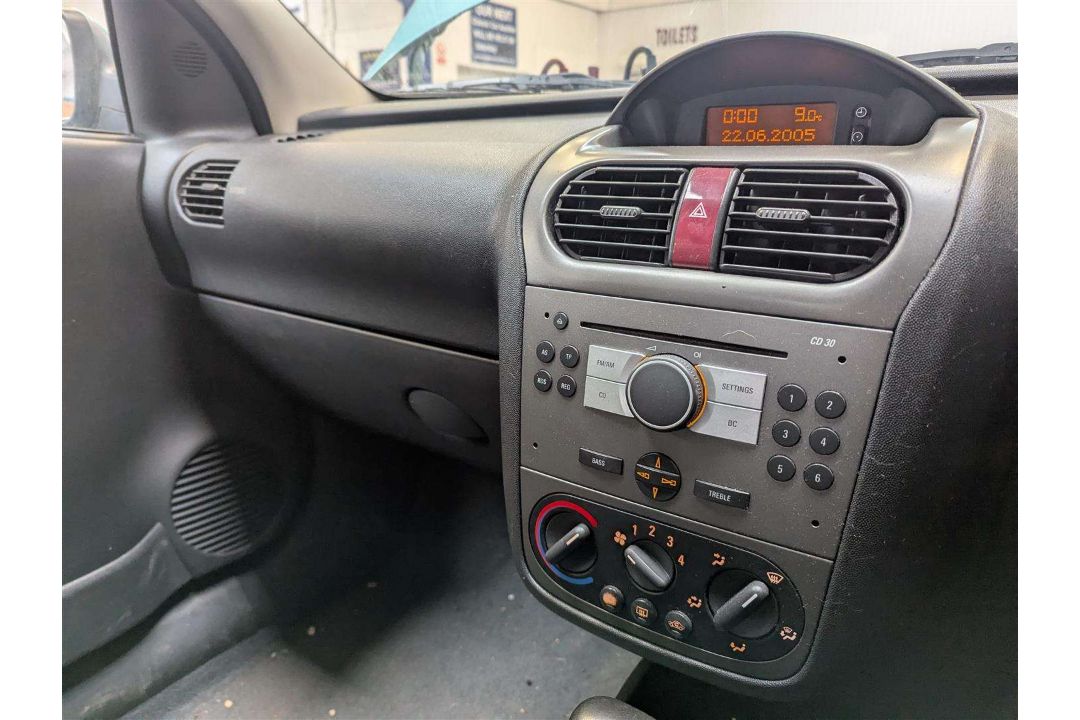 2005 VAUXHALL CORSA DESIGN 16V AUTO - Image 25 of 27