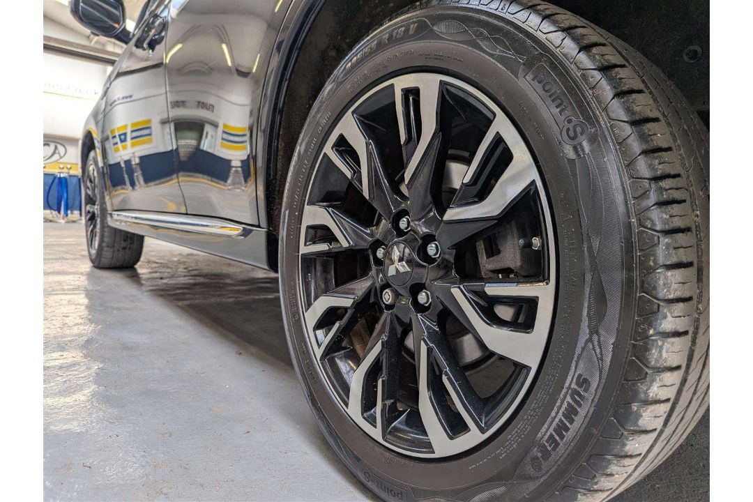 2017 MITSUBISHI OUTLANDER 4H PHEV CVT - Image 6 of 26