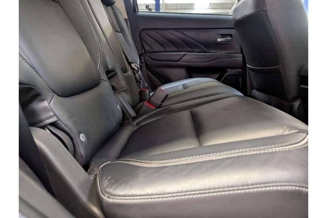 2017 MITSUBISHI OUTLANDER 4H PHEV CVT - Image 14 of 26