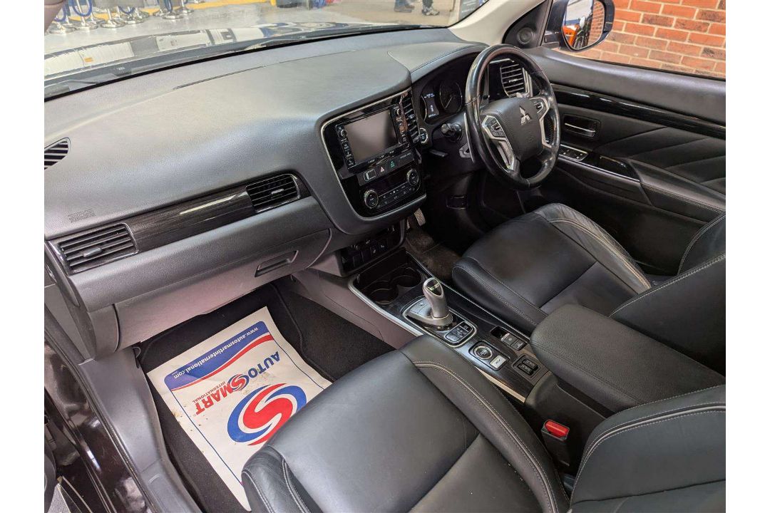 2017 MITSUBISHI OUTLANDER 4H PHEV CVT - Image 11 of 26