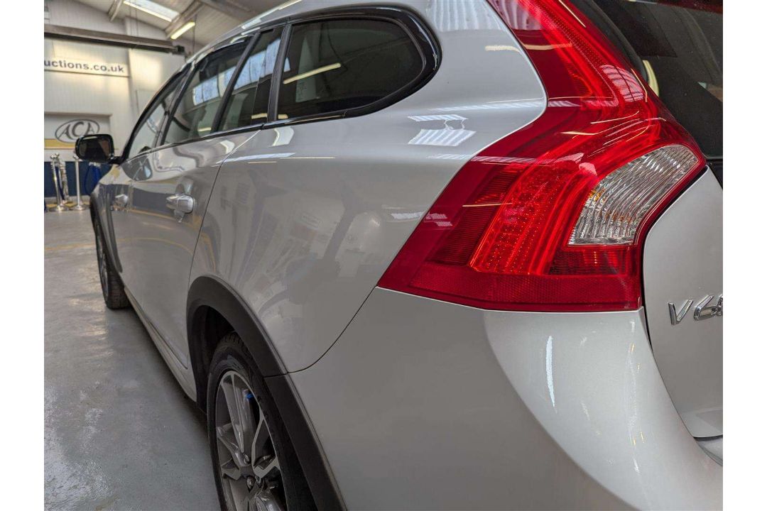 2015 VOLVO V60 CROSS COUNTRY LUX NAV - Image 6 of 26