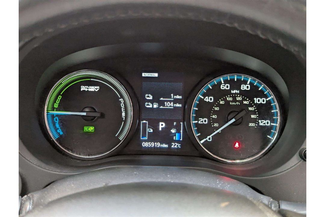 2017 MITSUBISHI OUTLANDER 4H PHEV CVT - Image 24 of 26