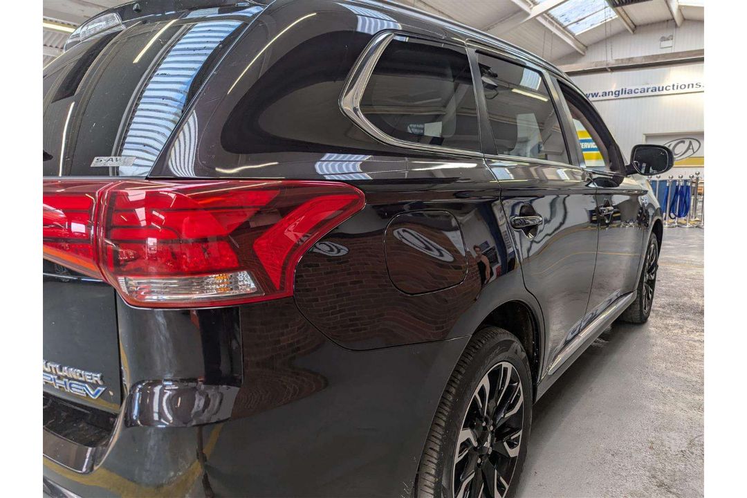 2017 MITSUBISHI OUTLANDER 4H PHEV CVT - Image 9 of 26