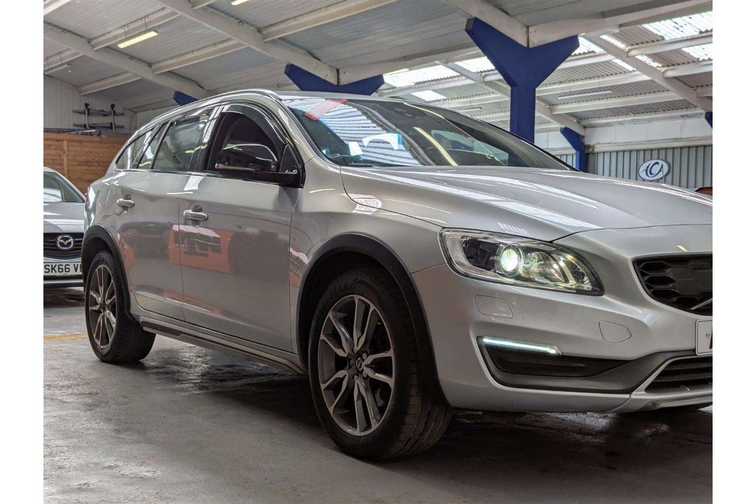 2015 VOLVO V60 CROSS COUNTRY LUX NAV - Image 4 of 26
