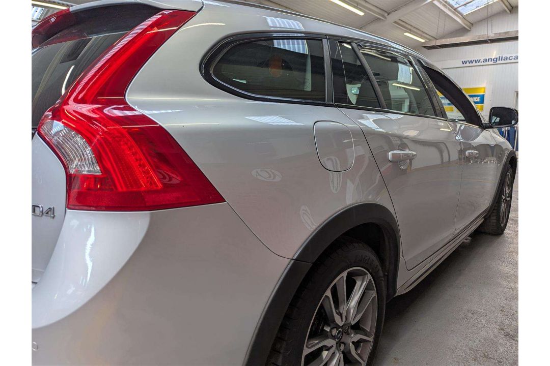 2015 VOLVO V60 CROSS COUNTRY LUX NAV - Image 7 of 26