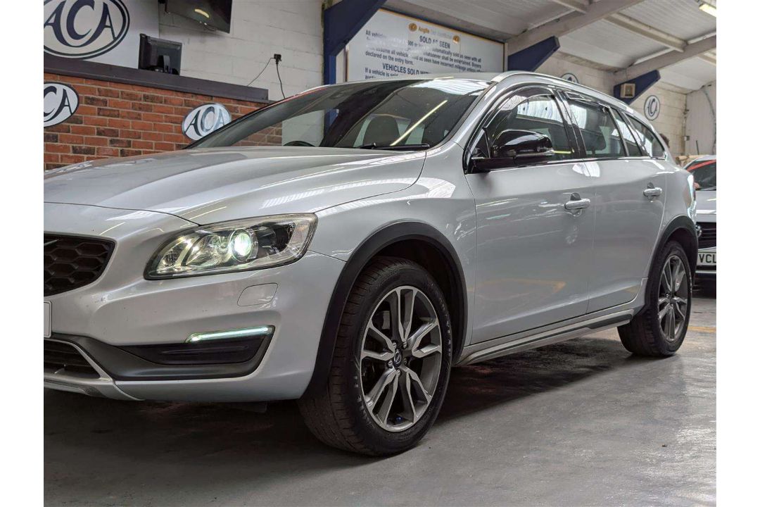 2015 VOLVO V60 CROSS COUNTRY LUX NAV - Image 5 of 26