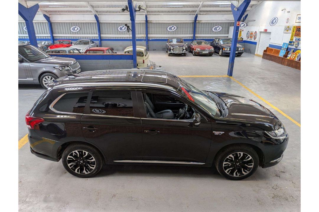 2017 MITSUBISHI OUTLANDER 4H PHEV CVT - Image 25 of 26