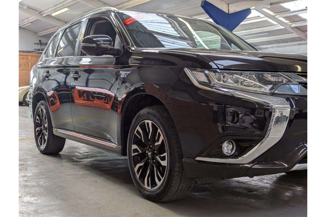 2017 MITSUBISHI OUTLANDER 4H PHEV CVT - Image 5 of 26