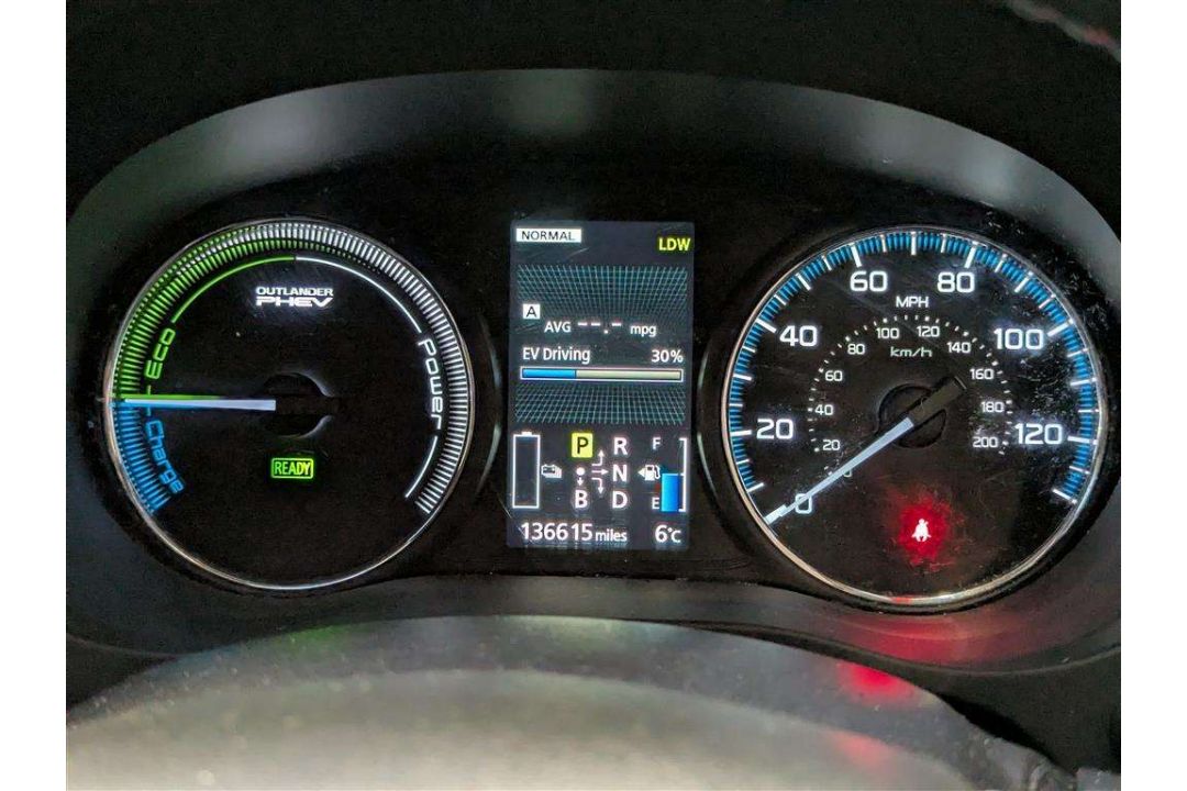2015 MITSUBISHI OUTLANDER GX 4HS PHEV AUTO - Image 28 of 30