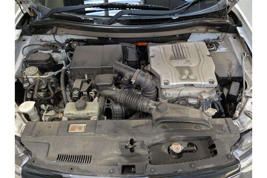 2015 MITSUBISHI OUTLANDER GX 4HS PHEV AUTO - Image 24 of 30